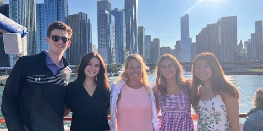 Praktikanten bei Minitab vor dem Chicago River und der Skyline von Chicago
